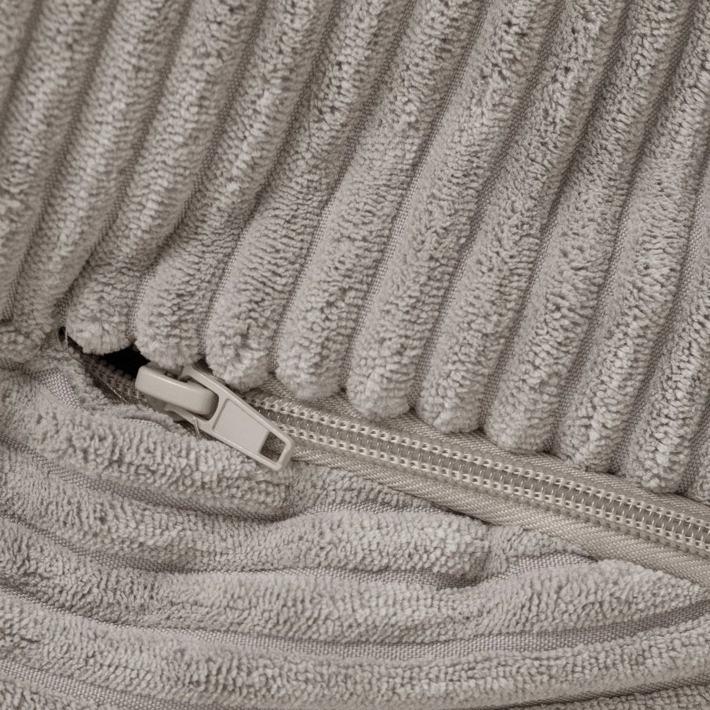 Plush Nest Huggy Bear sækkestol – 68x45 cm, beige, fløjl
