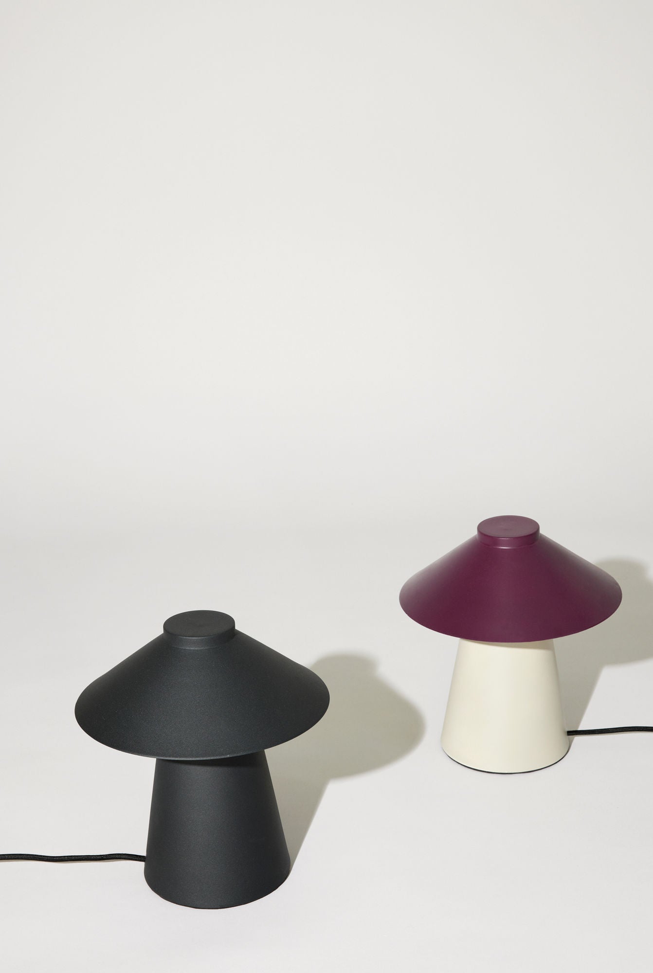 Hübsch Chipper bordlampe – sand/bordeaux