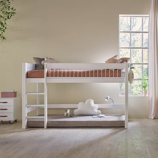 LIFETIME Kidsrooms halvhøj seng 128 cm med stige – Breeze - 90x200 cm - hvid