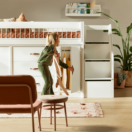 LIFETIME Kidsrooms halvhøj seng inkl. opbevaring 128 cm - 90x200 cm – Breeze – hvid