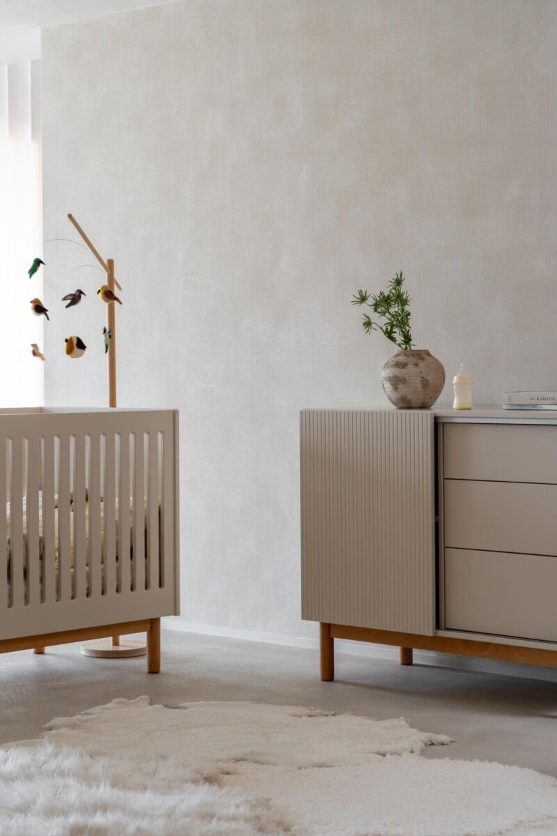 Quax Mood kommode med låge og 3 skuffer – Clay