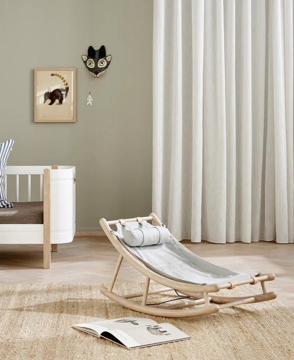 Oliver Furniture Wood juniorvippestol – eg/grå
