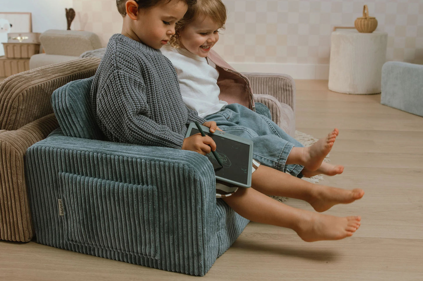 Shappy Lumi lænestol i fløjl – 2-i-1 børnestol og liggemåtte - Sky Sugar