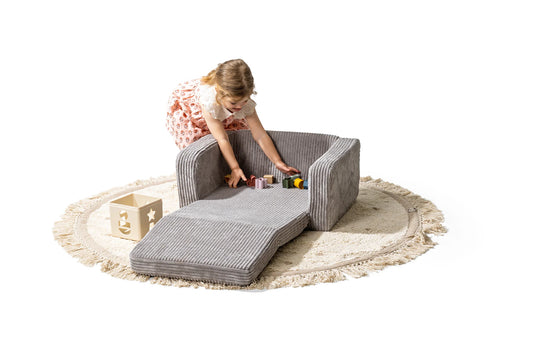 Shappy Lumi lænestol i fløjl – 2-i-1 børnestol og liggemåtte - Pebble