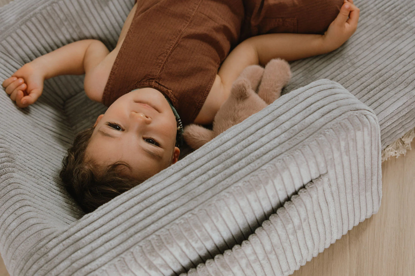 Shappy Lumi lænestol i fløjl – 2-i-1 børnestol og liggemåtte - Pebble