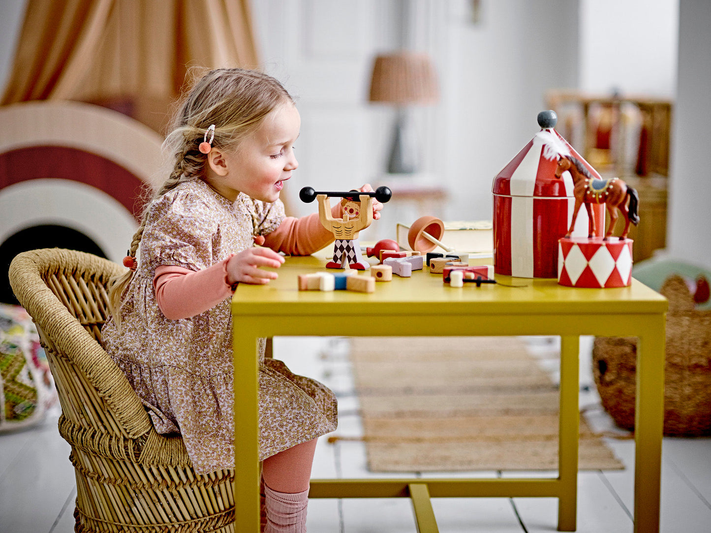Bloomingville MINI Flor dekorationsfigur – Rød cirkushest i polyresin