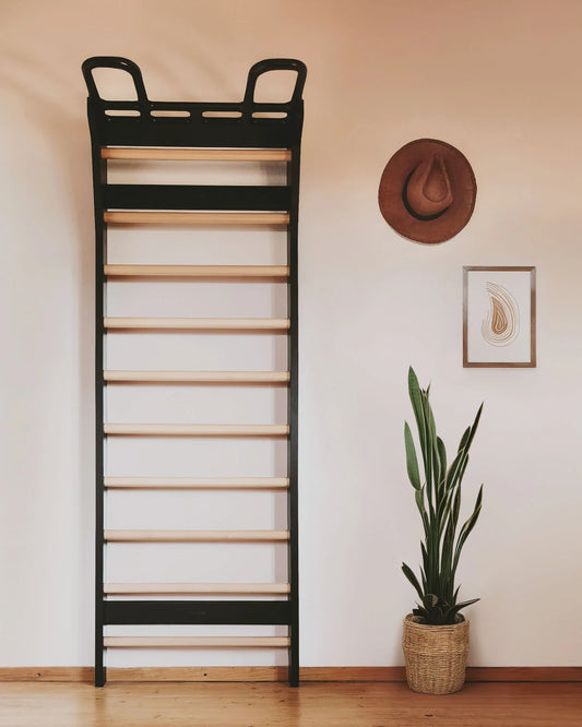 FitWood AARNI vægribbe med pull-up greb 220 cm – sort / birk