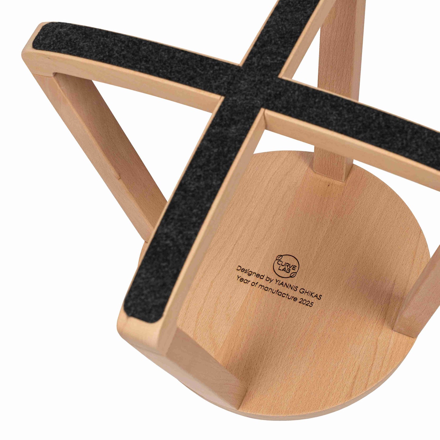 Curve Lab Monarchy Stool – balancerende børneskammel i træ