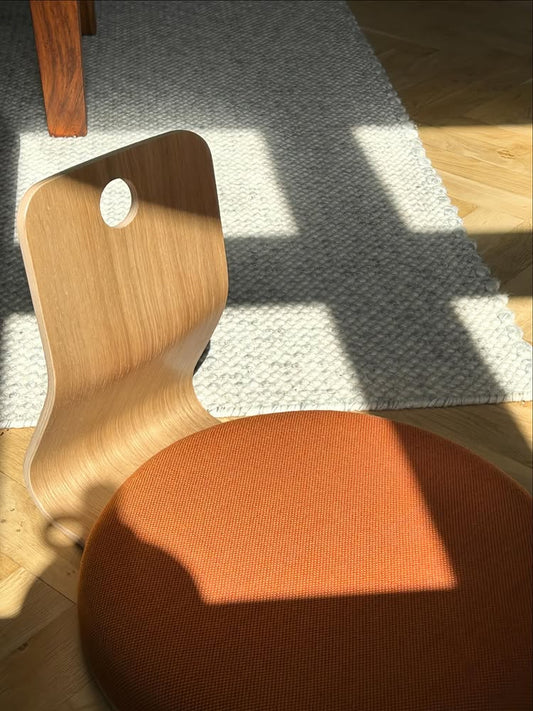 Høgh & Lange Samu gulvstol i egetræ – orange