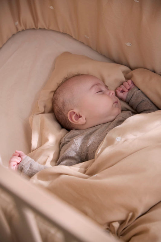 Filibabba Baby sengetøj GOTS (70x100 cm) - Broderet Hvalen Christian - Warm Grey