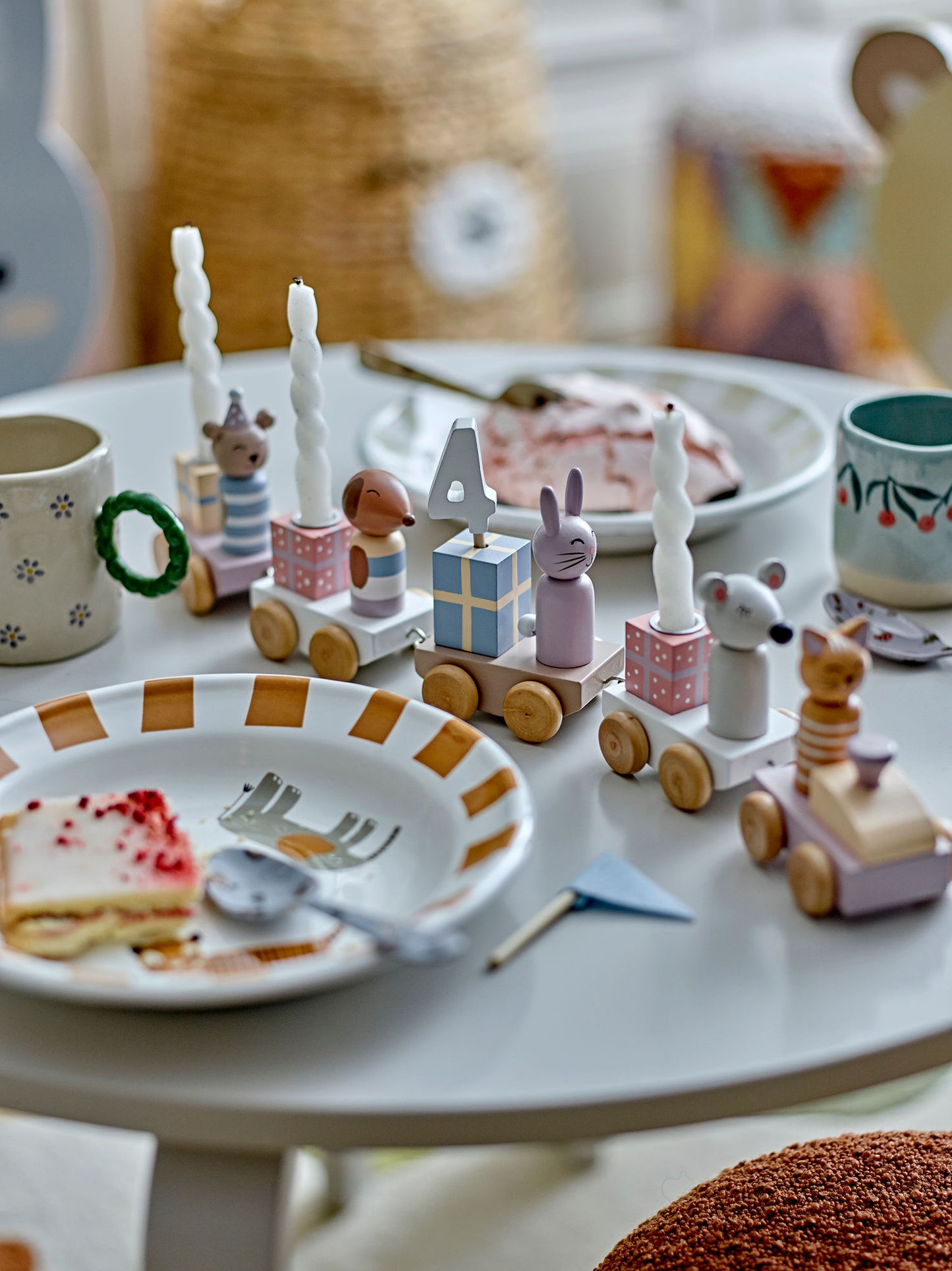 Bloomingville MINI Junaid fødselsdagsdekoration – Rosa tog i FSC®-certificeret MDF