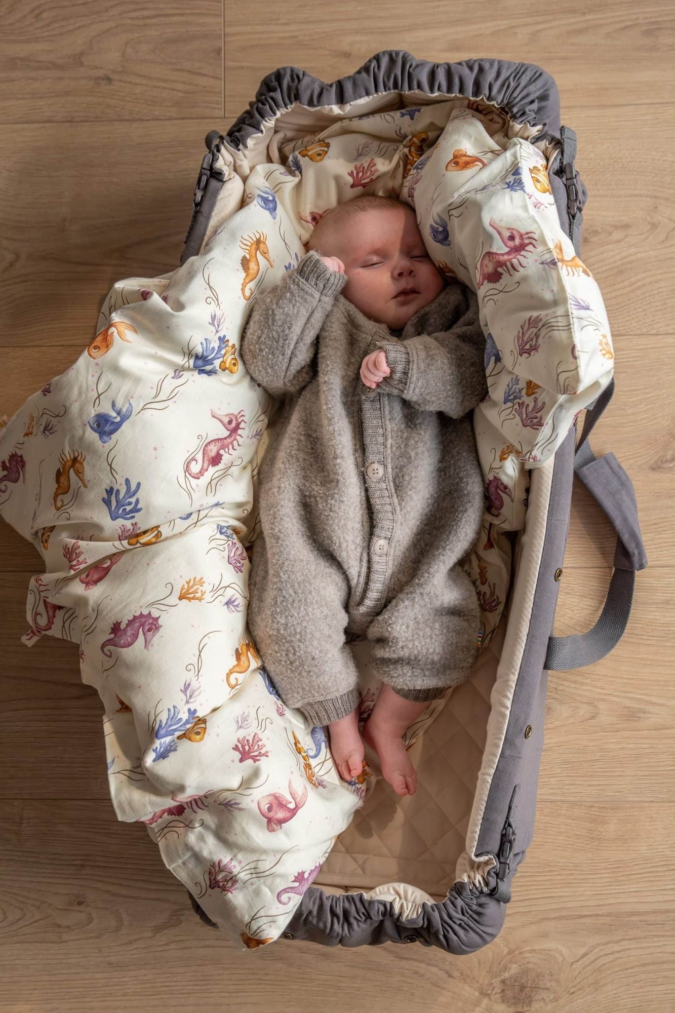Filibabba baby sengetøj GOTS (70x100 cm) – Rainbow Reef
