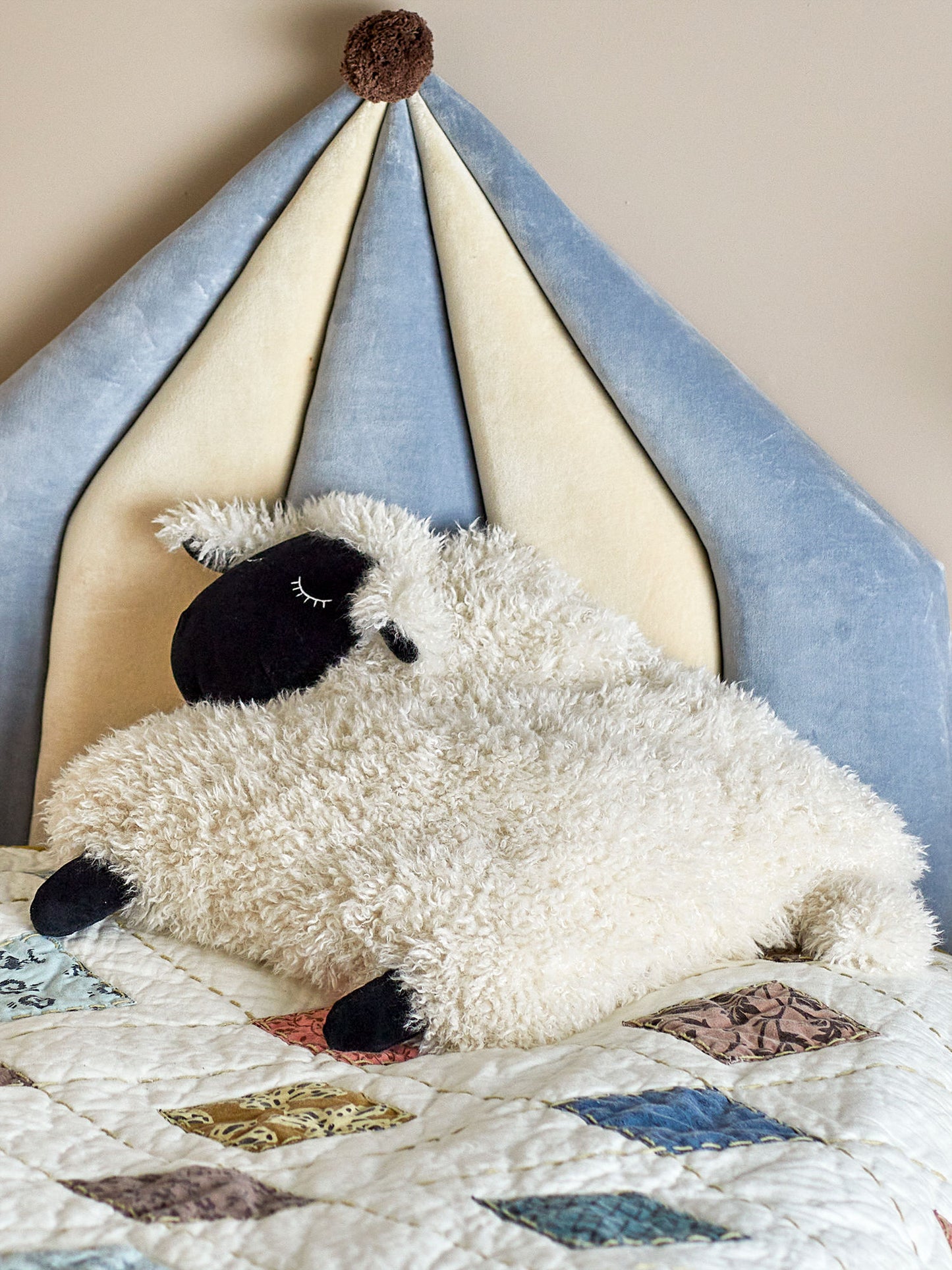 Bloomingville MINI Dolly bamse – Hvidt får i blød polyester