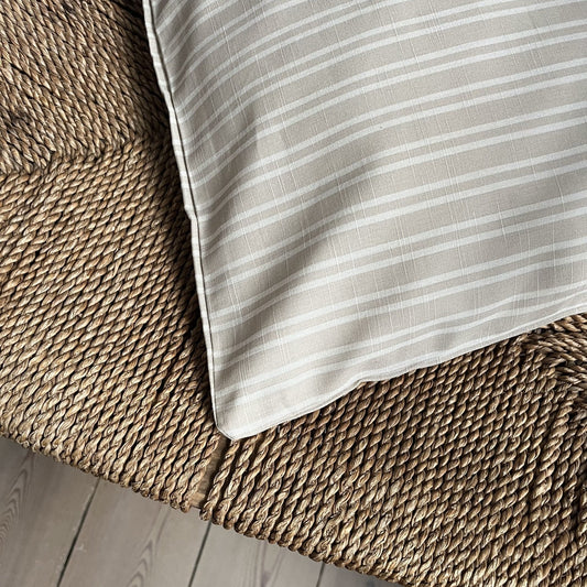 Pine Cone babysengetøj i økologisk bomuld – Beige Stripe