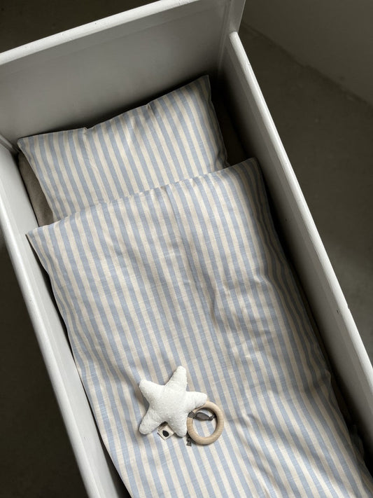 Pine Cone juniorsengetøj i økologisk bomuld – Blue Blossom Stripe