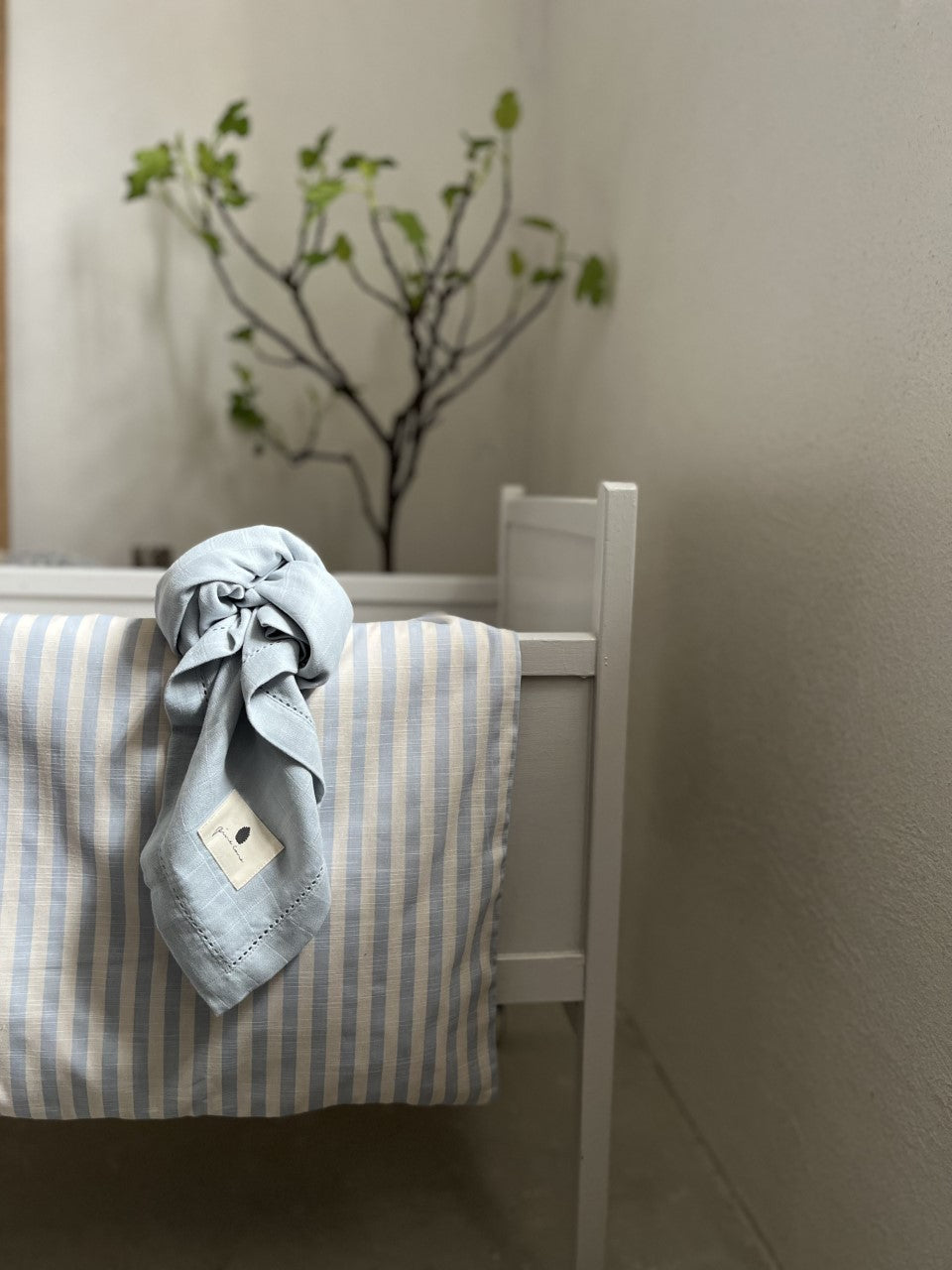 Pine Cone juniorsengetøj i økologisk bomuld – Blue Blossom Stripe