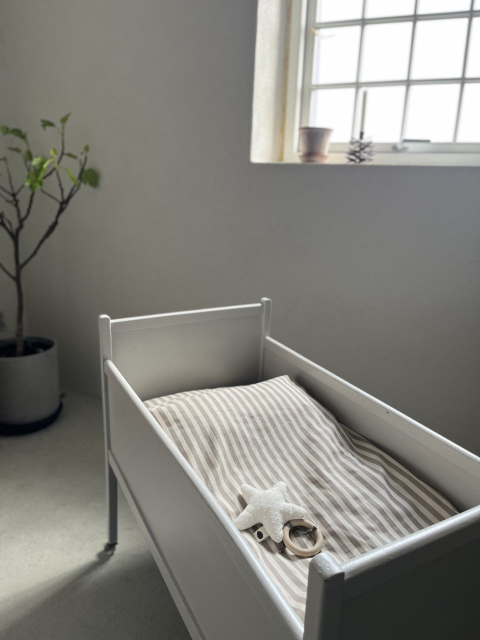 Pine Cone baby sengetøj – Mushroom Stripe