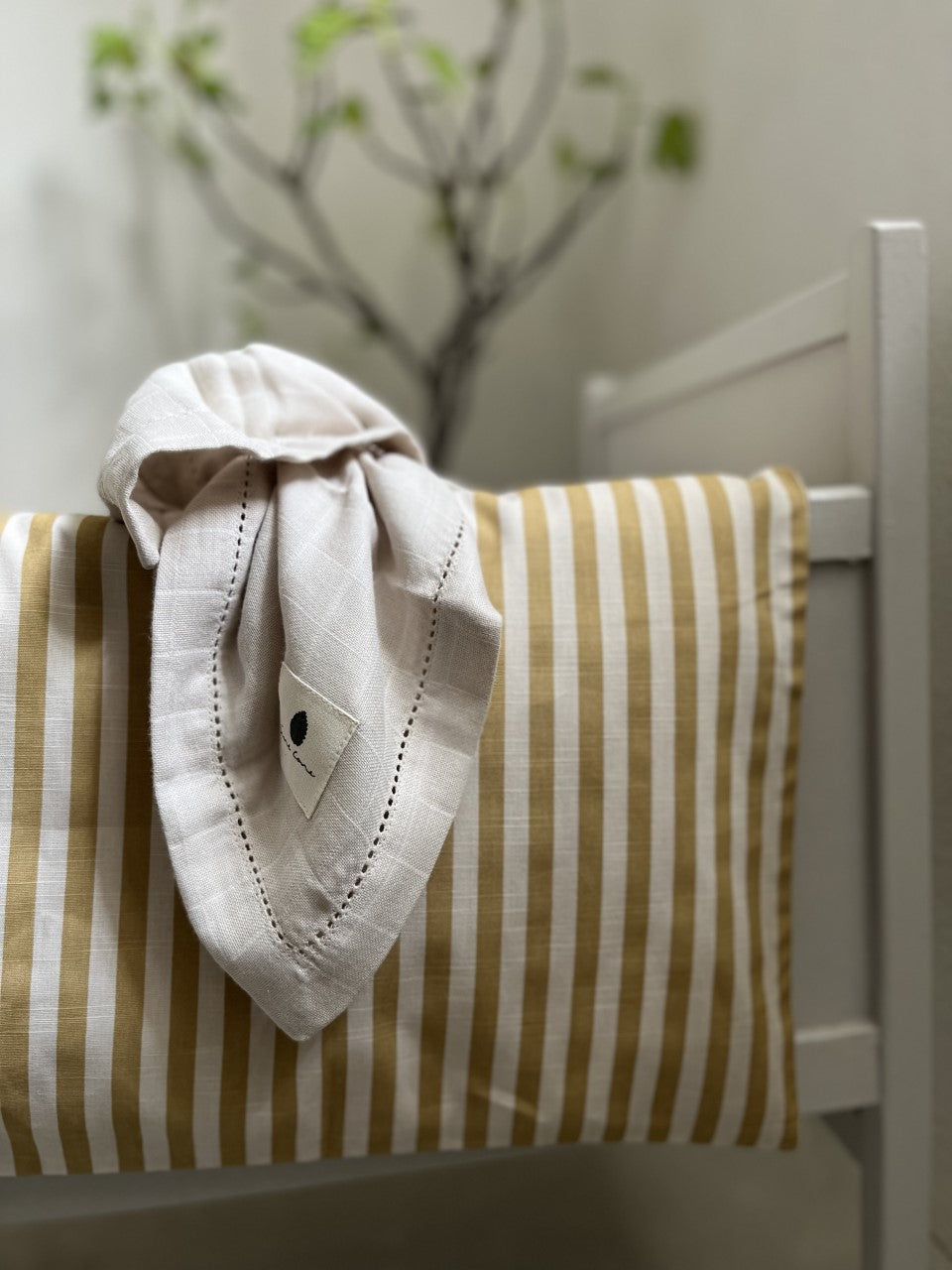Pine Cone junior sengetøj – Mustard Stripe
