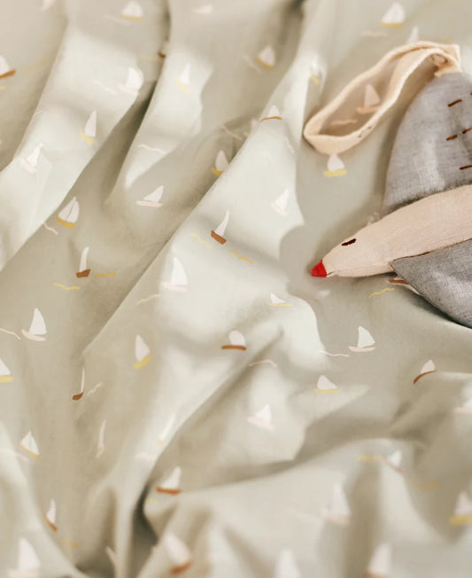 Dear April Juno junior sengetøj – Sailboats 100x140 / 40x45 cm