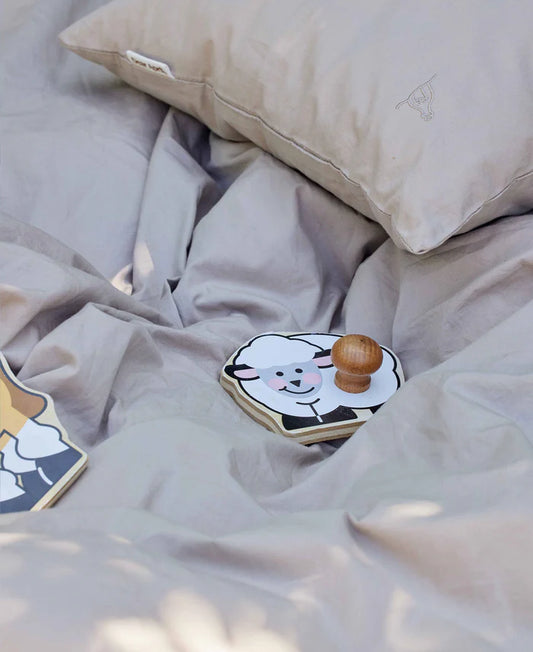 Dear April Bee Baby sengetøj - Little Mouse 70x100 / 40x45 cm