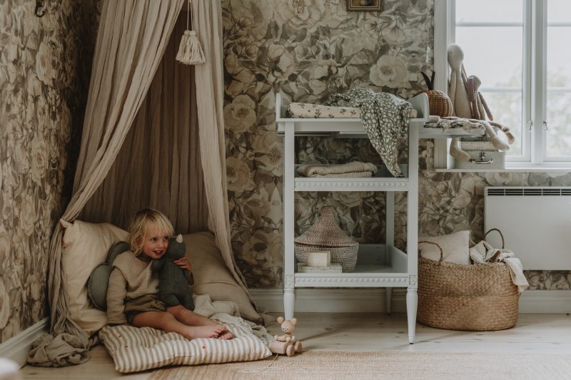 Gustavienne puslebord i hvid – klassisk puslebord med opbevaring