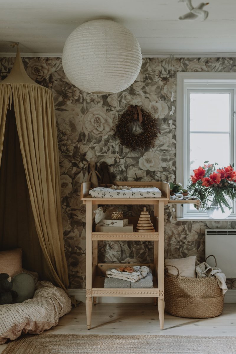 Gustavienne puslebord i birketræ – klassisk puslebord med opbevaring