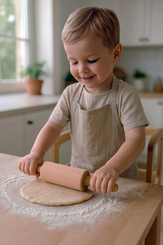 Børnekagerulle i bøgetræ – 17 cm til små bagemestre