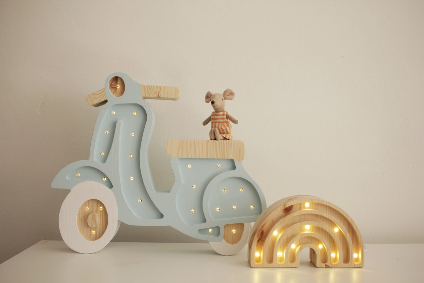 Little Lights Scooter lampe i træ - flere farver
