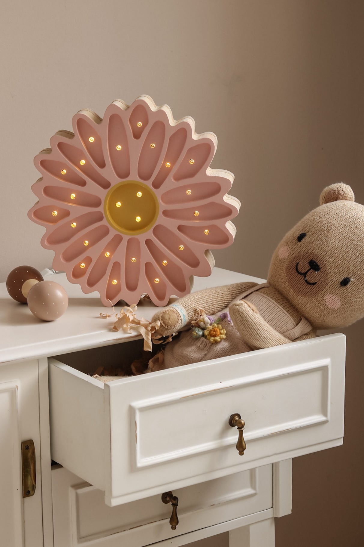 Little Lights Daisy lampe i træ - flere farver