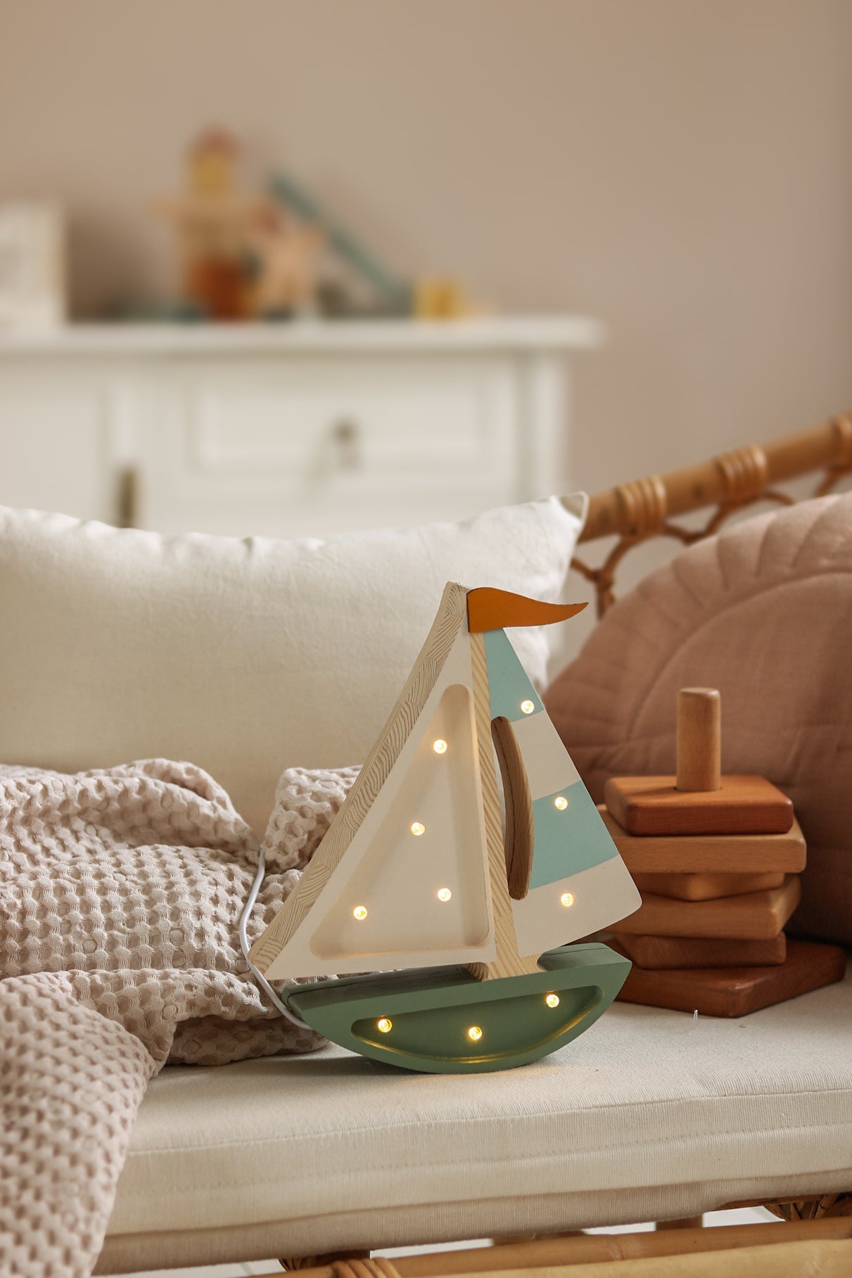 Little Lights Sailboat lampe i træ - flere farver