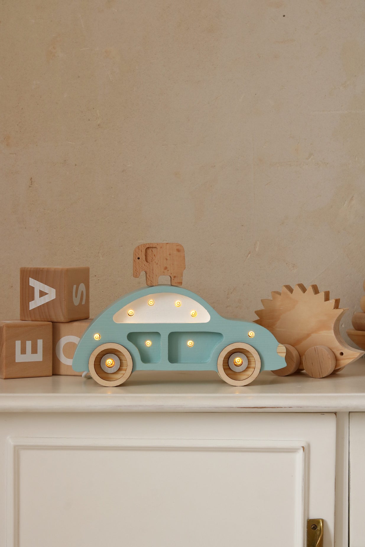 Little Lights Beetle Car Mini lampe i træ - flere farver