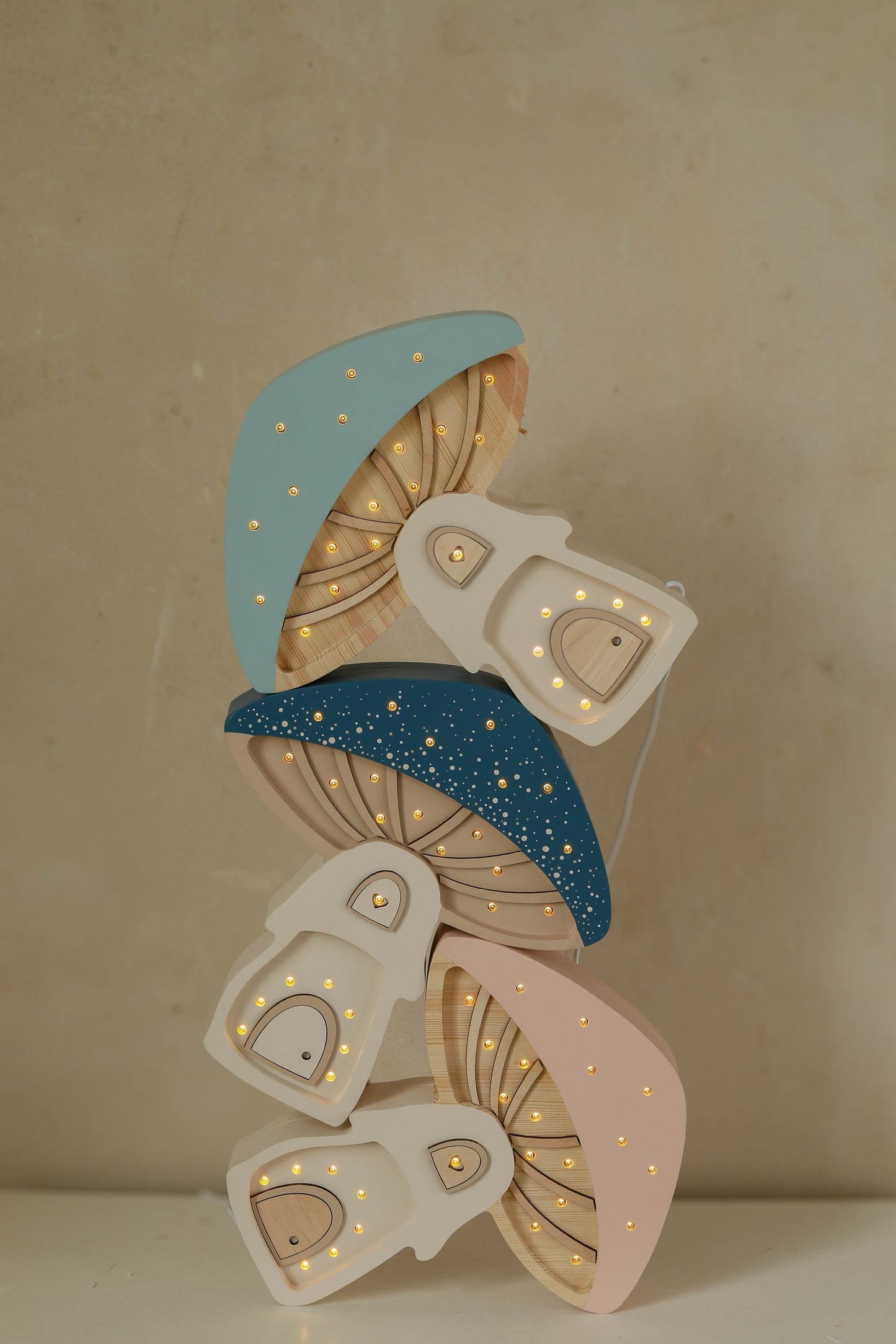 Little Lights Mushroom House lampe i træ - flere farver