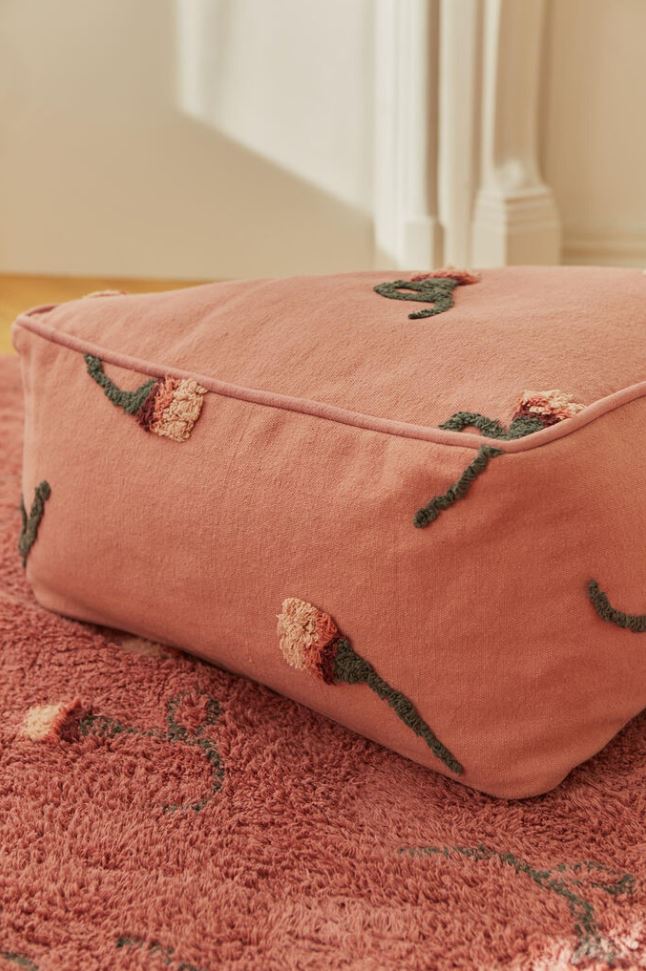 Lorena Canals puf English Garden Ash Rose – blomstret puf i rosa