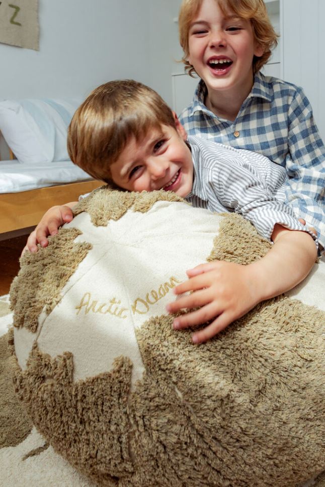 Lorena Canals puf verdenskort Rugcycled – Natural