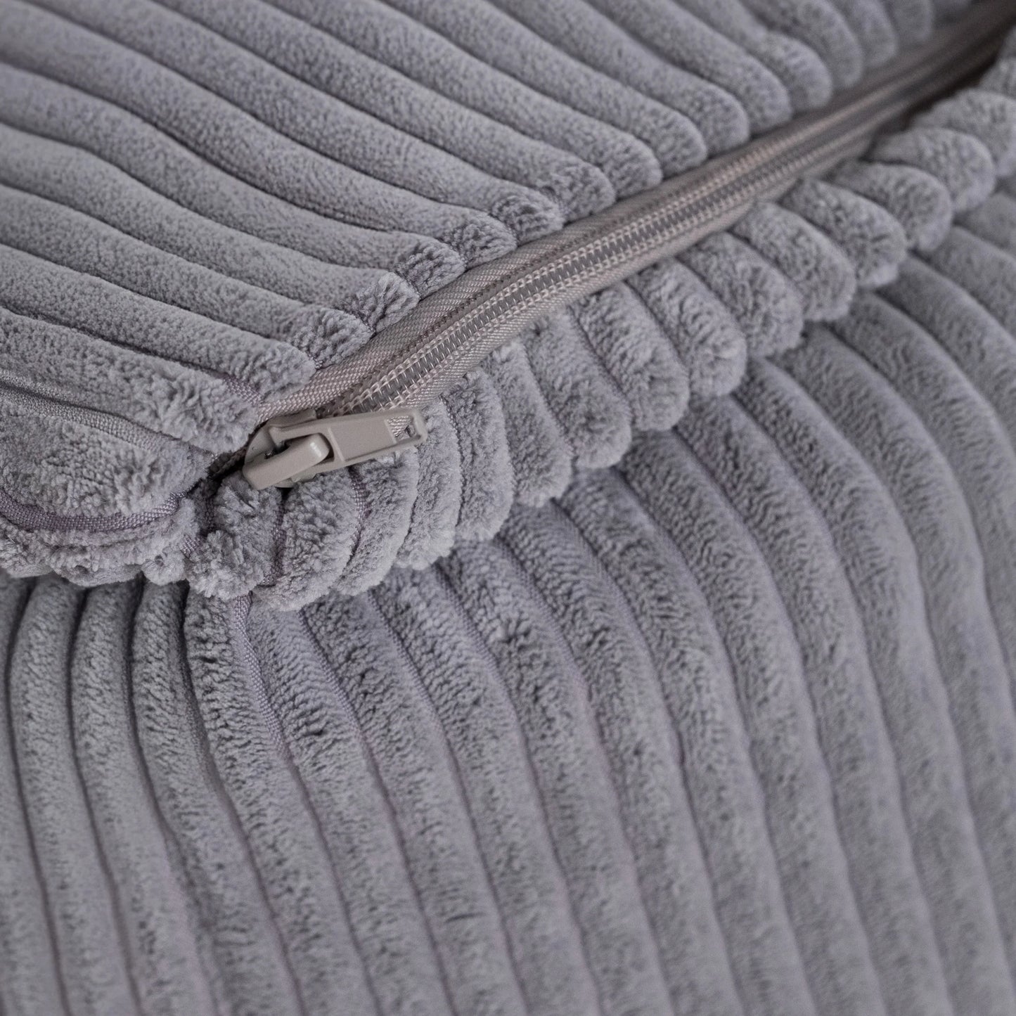 Plush Nest sækkestol Puffy Square – 77x67x50 cm, grå fløjl