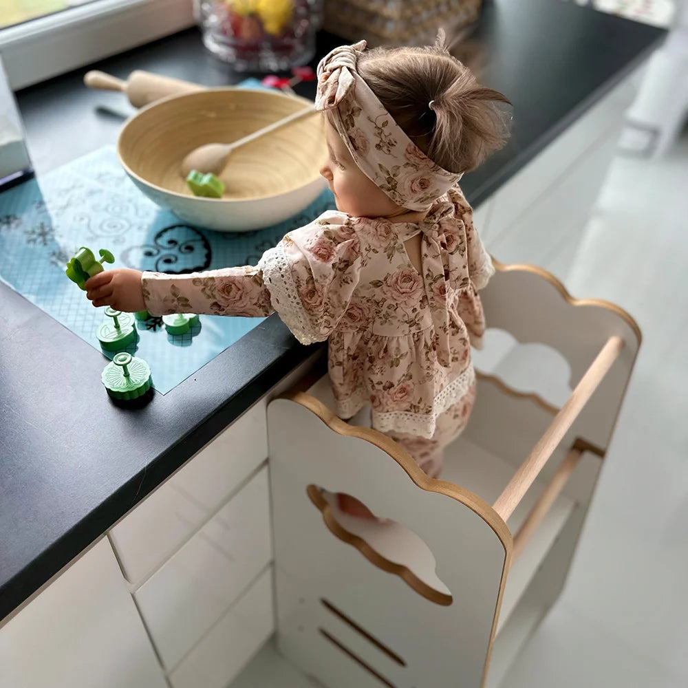 Plush Nest læringstårn i træ – 2 trin, hvid sky