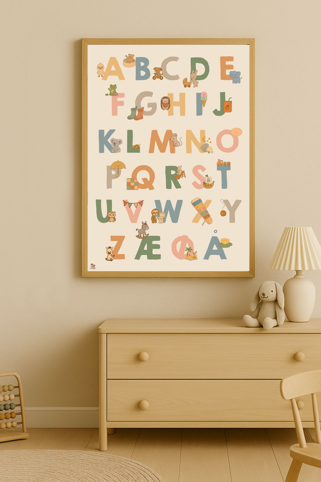 Alfabetplakat med dyreunger og hverdagens magi