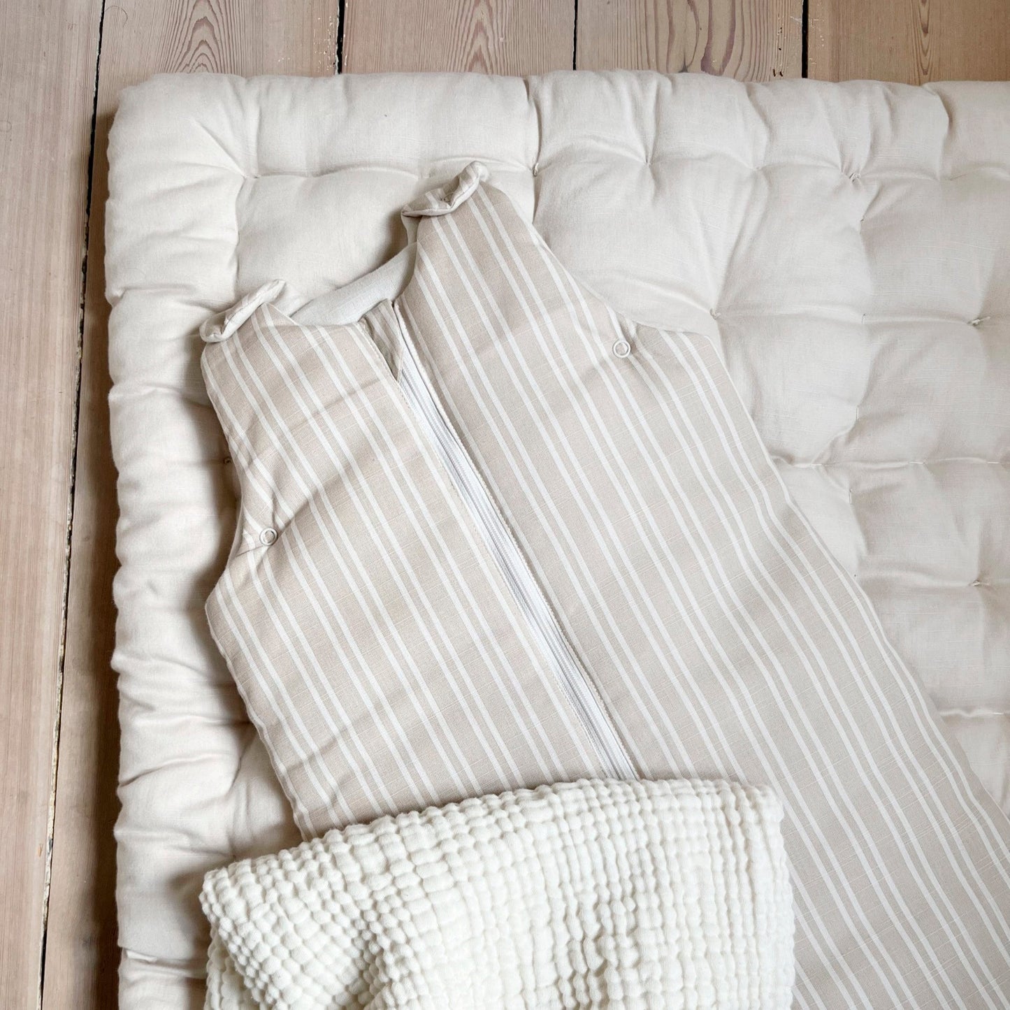 Pine Cone legemåtte – kapokfyld – Natura