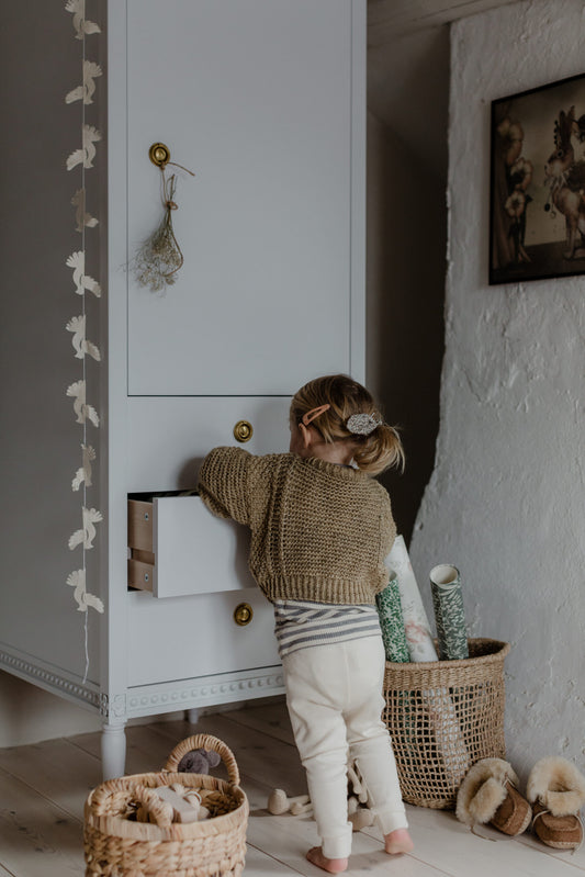 Gustavienne garderobeskab i hvid – klassisk børnegarderobe med skuffer og bøjlestang