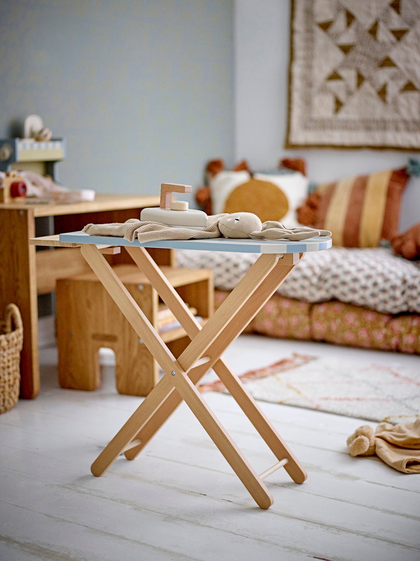 Bloomingville MINI Sande legetøj – Strygebræt og strygejern i blå FSC®-certificeret MDF