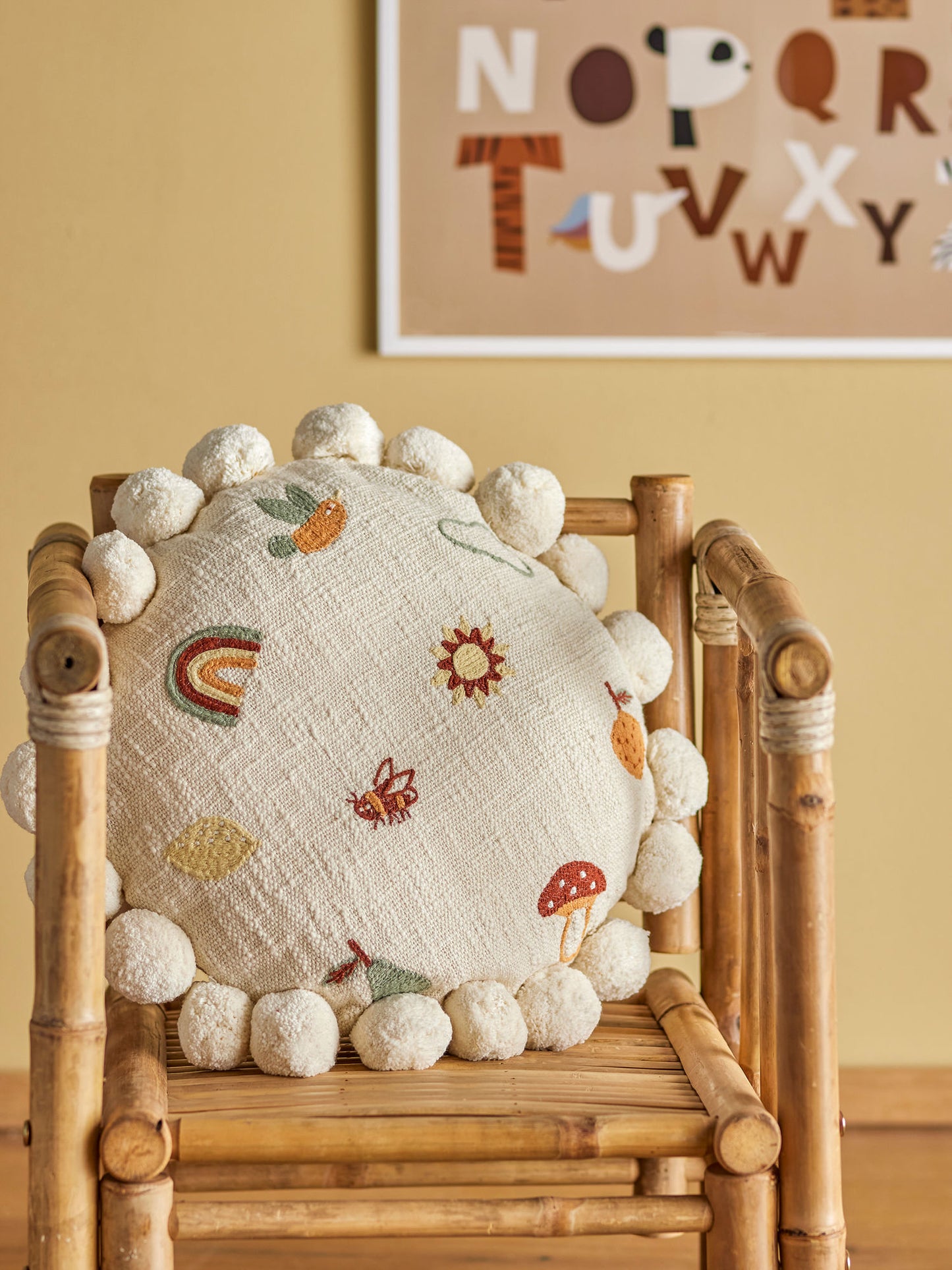 Bloomingville MINI Agnes pude – Rund, naturfarvet bomuld med broderi