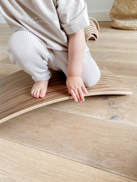 Curve Lab – Little Arc – Lille balancebræt 59x30 cm – American Walnut