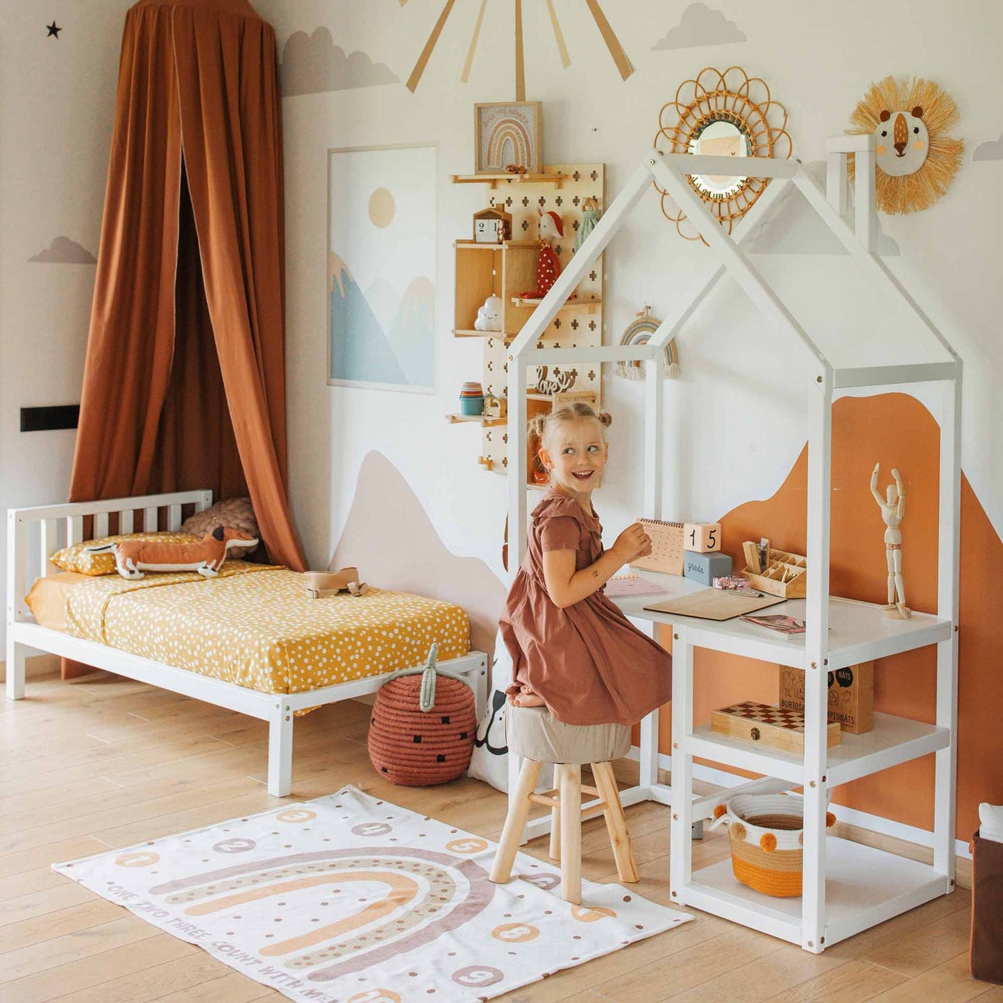 Sweet Home From Wood husformet skrivebord til børn – hvid