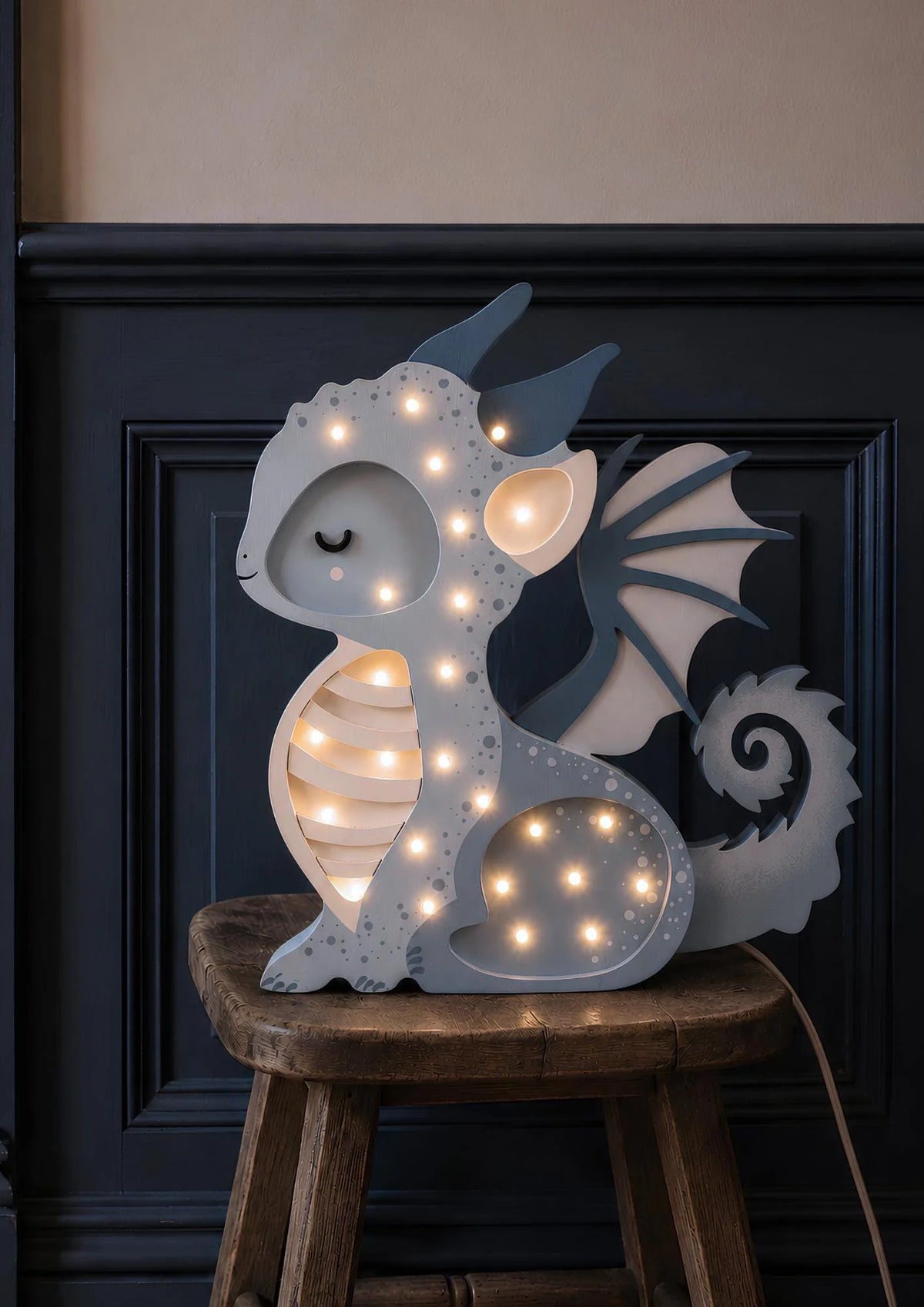 Little Lights Baby Dragon lampe i træ - flere farver