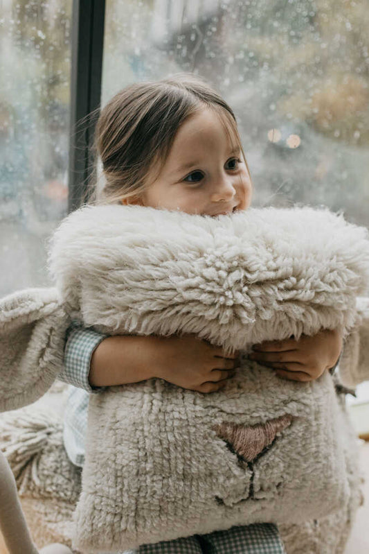 Lorena Canals Woolable pude – Pink Nose Sheep til børn