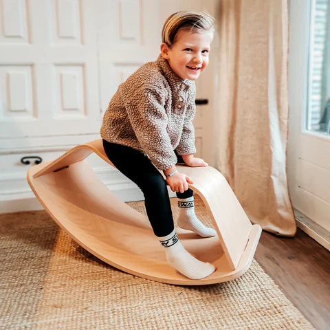 Hvorfor gynger vi – og hvorfor Curve Lab taler til børns krop og sanser