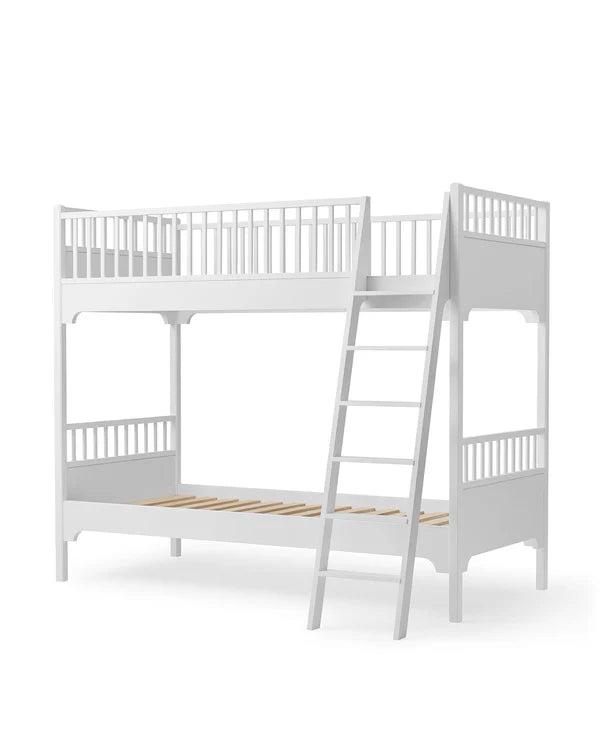Oliver Furniture Seaside Classic køjeseng 90x200 cm med skrå stige