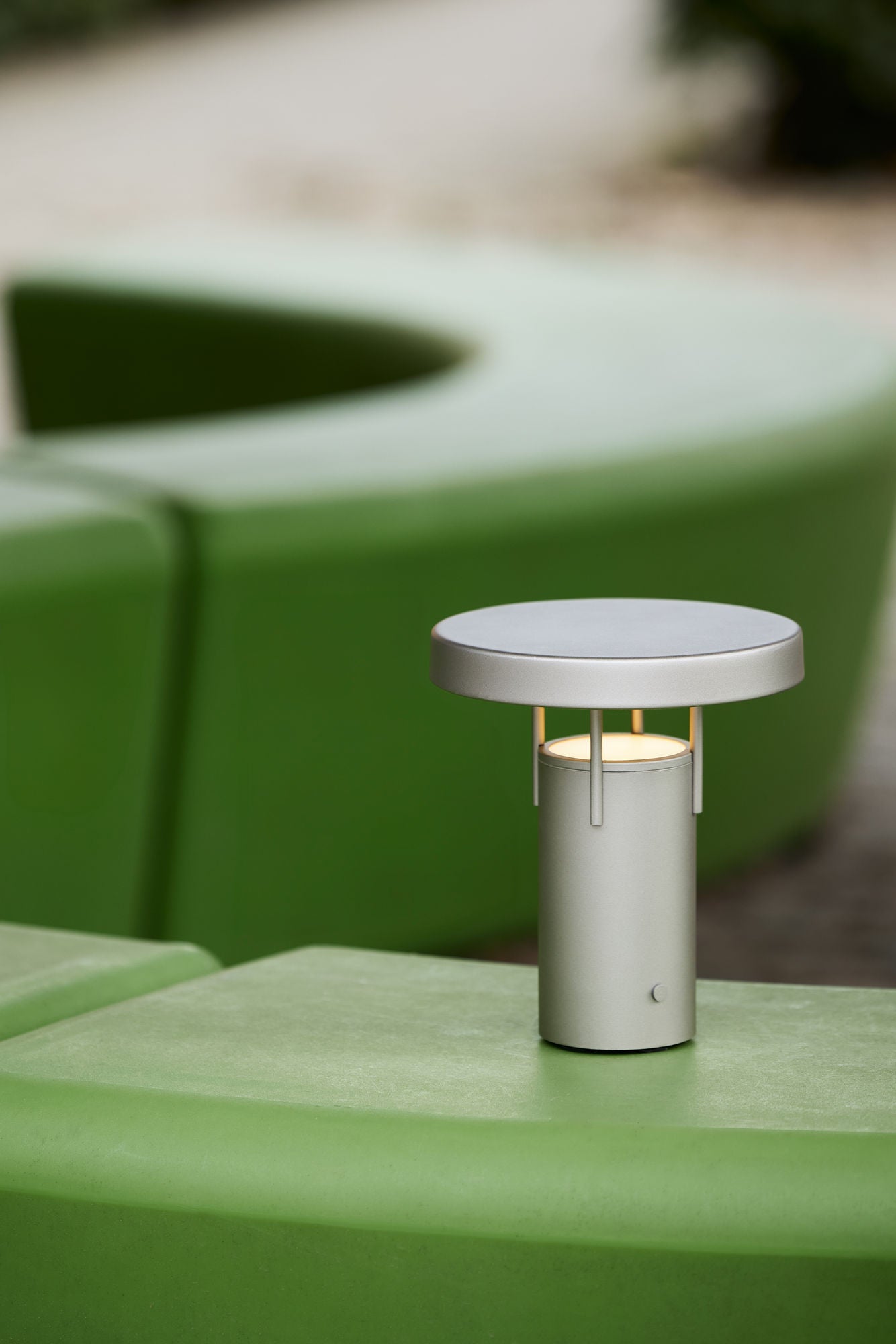 Hübsch BringMe Mini transportabel lampe – metallisk sand