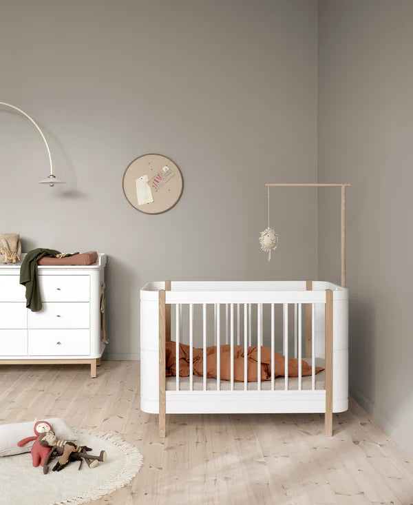 Oliver Furniture holder til Mini+ sengehimmel og uro – hvid