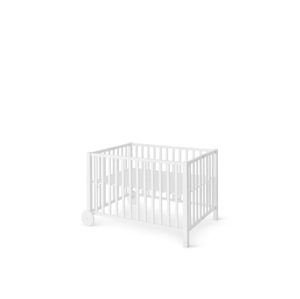 Isle of Dogs Design kravlegård i træ til baby – hvid